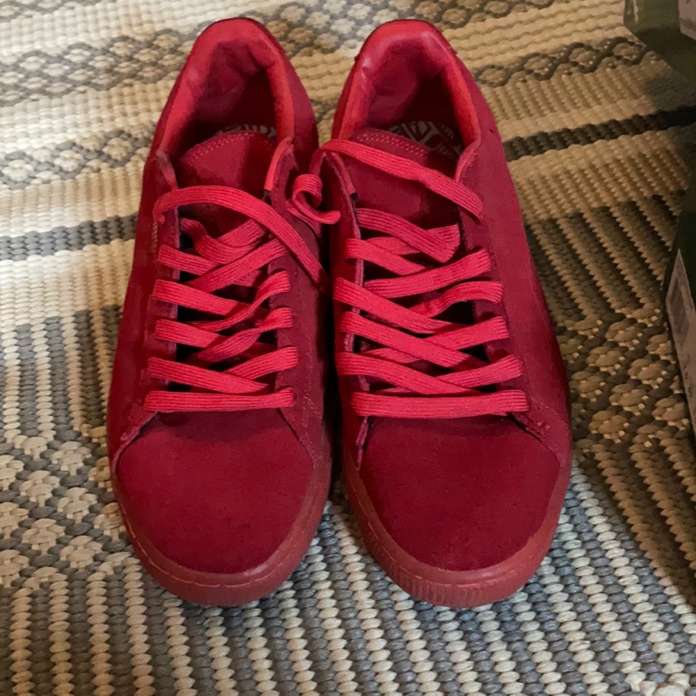 Puma suede and red sneakers